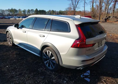 2020 Volvo V60 Cross Country T5 из США, поврежденный, VIN YV4102WK1L1030693